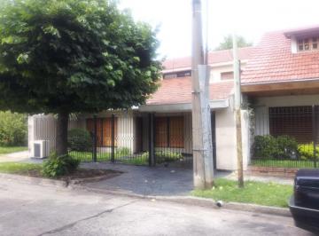 Casa · 230m² · 4 Ambientes · 1 Cochera · Chalet 5 Amb. con Dependencias en V. Sarmiento