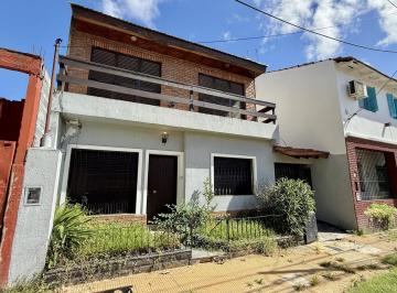 Casa · 200m² · 6 Ambientes · 2 Cocheras · Muy Buena Casa con Jardin y Piscina Para Refaccionar en Olivos.