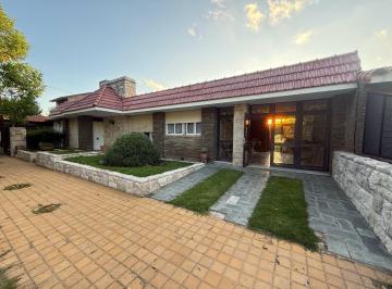 Casa · 203m² · 5 Ambientes · 1 Cochera · Venta Chalet 3 Dorm. en Roldan