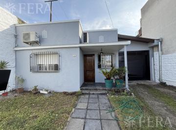 Casa · 167m² · 3 Ambientes · 2 Cocheras · Venta de Casa 3 Ambientes con Cochera y Jardín en Quilmes.