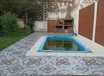 Casa · 210m² · 7 Ambientes · 1 Cochera · Casa Familiar C/ Patio y Pileta en Villa Luzuriaga