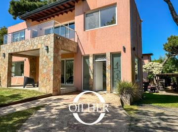 Casa de 6 ambientes, Pinamar · Casa en Venta de 4 Dorm. C/ Cochera en Zona B5