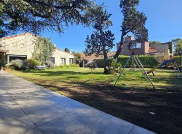 Casa · 408m² · 7 Ambientes · 1 Cochera · Venta - Chalet con Cuatro Dorm. Sobre Lote de 1380 m - Los Troncos
