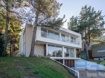 Casa · 300m² · 6 Ambientes · 1 Cochera · Casa en Alquiler Temporal Costa Esmeralda