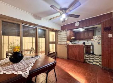 Casa · 171m² · 6 Ambientes · 2 Cocheras · Casa de 4 Dorm. con Quincho Ensenada