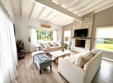 Casa · 230m² · 6 Ambientes · Casa en Alquiler en Santa Bárbara