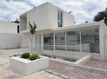 Casa · 182m² · 3 Ambientes · 3 Cocheras · Casa en Alquiler en Housing