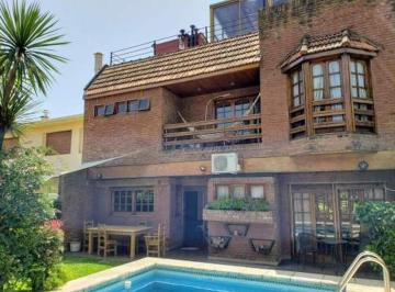 Casa · 260m² · 4 Ambientes · 2 Cocheras · Casa en Alquiler Minimo 2 Años