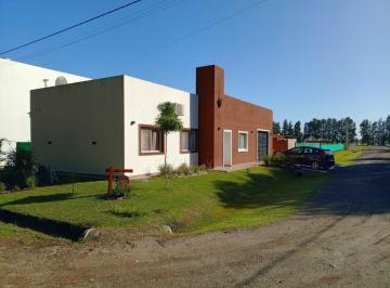 Casa · 132m² · 4 Ambientes · 2 Cocheras · Casa en Venta - 3 Dorm. 3 Baños - 330 m² - La Plata
