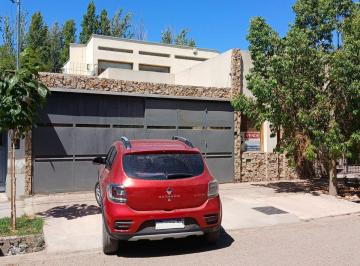 Casa · 210m² · 5 Ambientes · 2 Cocheras · Venta Hermosa Casa Barrio Utma Guaymallén