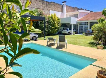 Casa · 391m² · 6 Ambientes · 2 Cocheras · Casa en Venta 3 Dorm. Pileta/jardin/cochera