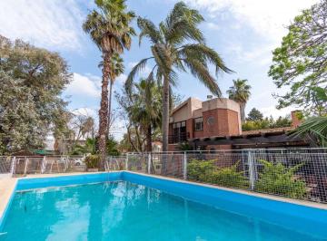 Casa · 180m² · 7 Ambientes · 2 Cocheras · Venta Casa con Pileta Cuatro Dorm. en Funes