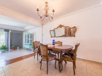 Casa · 267m² · 5 Ambientes · 3 Cocheras · Venta Casa 4 Dorm, Quincho, Patio y Coch P/3 Autos