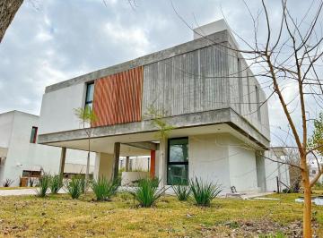 Casa · 190m² · 5 Ambientes · 1 Cochera · Casas en Venta en Gran Bell Ll
