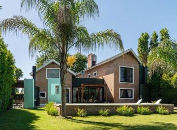 Casa · 172m² · 5 Ambientes · 4 Cocheras · Venta Casa Pilar 5 Ambientes - Excelente Estado