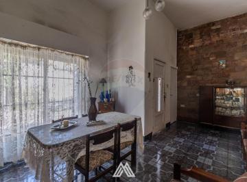Casa · 226m² · 7 Ambientes · 1 Cochera · Venta de Dos Casas en La Teja Garage y Fondo
