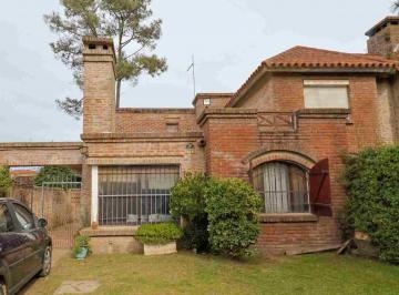 Casa · 72m² · 5 Ambientes · 2 Cocheras · Venta de Casa 3 Dor Cochera Parrillero en El Pinar