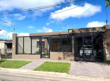 Casa · 122m² · 3 Ambientes · 1 Cochera · Casa en Venta en Pergamino con Patio y Pileta