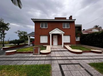 Casa · 359m² · 6 Ambientes · 2 Cocheras · Casa en Venta de 4 Dorm. en Guadalupe