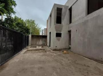 Casa · 100m² · 4 Ambientes · 2 Cocheras · Casa en Venta - 3 Dorm. 2 Baños - Cochera - 300 m² - City Bell