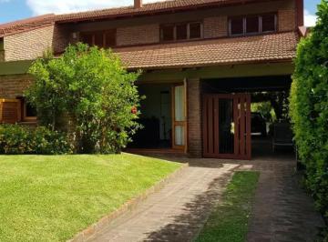 Casa · 220m² · 5 Ambientes · 2 Cocheras · Casa en Venta - 4 Dorm. 4 Baños - Cocheras - 713 m² - Gonnet