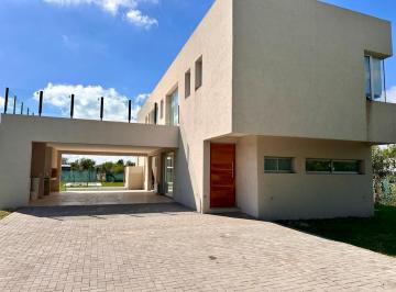 Casa · 210m² · 6 Ambientes · 2 Cocheras · Casa en Barrio Privado Puerto Roldan