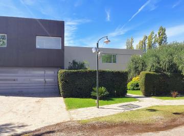 Casa de 6 ambientes, Lunlunta · Soñada Casa en Venta en Lunlunta - Maipu