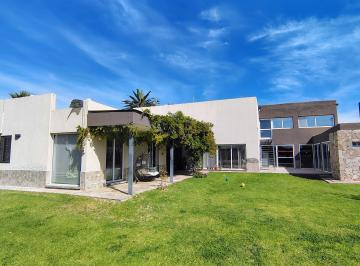 Casa de 6 ambientes, Lunlunta · Soñada Casa en Venta en Lunlunta - Maipu