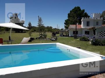 Casa · 180m² · 5 Ambientes · 1 Cochera · Excelente Casa Quinta en Venta con Pileta, Quincho y Parrilla!