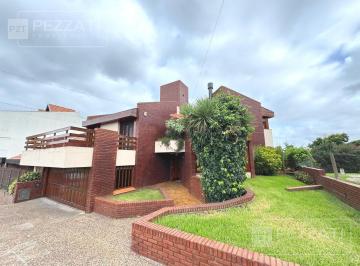 Casa · 320m² · 4 Ambientes · 2 Cocheras · Casa en Alquiler. 3 Dorm.. Escritorio o Sala de Estar. Jardin, Garage Doble. Quincho
