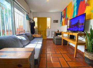 Casa · 120m² · 7 Ambientes · 1 Cochera · Venta Casa Al Frente en Arroyito, Rosario