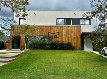 Casa · 220m² · 5 Ambientes · 2 Cocheras · Casa en Alquiler Impecable en Canton