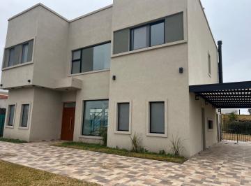 Casa · 230m² · 5 Ambientes · 2 Cocheras · Casa en Venta 4 Dorm. Barrio Santo Tomas Pilar