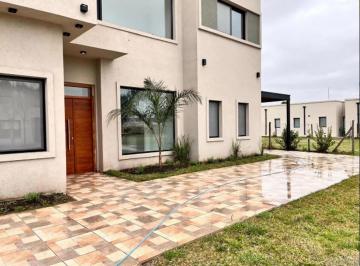 Casa · 220m² · 5 Ambientes · 2 Cocheras · Casa en Alquiler en Santo Tomas