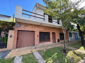 Casa de 4 ambientes, Almirante Brown · Oportunidad - Chalet de 3 Dorm. Jardin Pileta y Cochera Pasante - Burzaco