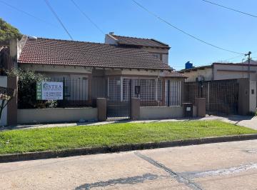 Casa de 5 ambientes, Esteban Echeverría · Casa con Piscina, Quincho y Parque en Luis Guillón