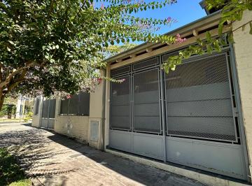 Frente · Inmejorable Chalet en Una Planta con Jardín