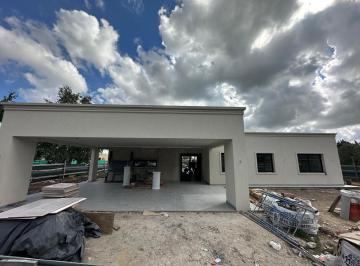 Casa · 220m² · 5 Ambientes · 6 Cocheras · Casa con Piscina en San Eliseo Golf!
