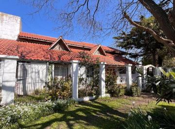 Casa · 244m² · 4 Ambientes · 1 Cochera · Casa en Parque Luro Apto Credito