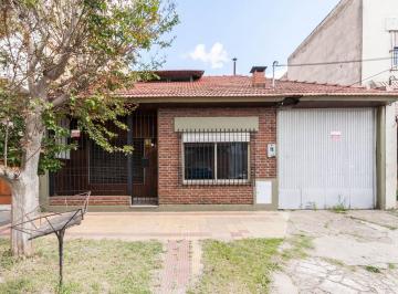 Casa · 241m² · 3 Ambientes · 1 Cochera · Venta Casa Lanus Oeste Hospital Evita Apta Credito