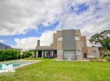 Casa · 190m² · 5 Ambientes · 2 Cocheras · Casa en Venta de 5 Amb, con Jardín, Pileta y Quincho en Barrio Haras Santa María - Loma Verde