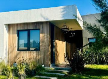 Casa · 225m² · 4 Ambientes · Casa en Rumenco