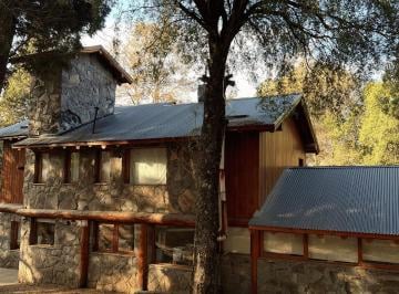 Casa de 6 ambientes, San Martín de los Andes · Casa en Los Riscos – 4 Dorm., Gran Quincho y Vistas Al Bosque