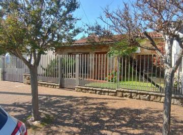 Casa · 220m² · 4 Ambientes · 4 Cocheras · Casa en Venta en Ramos Mejia