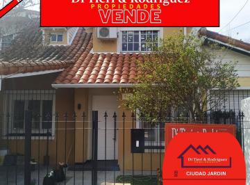 Casa de 4 ambientes, Tres de Febrero · Chalet Excelente Estado 3 Dorm., 2 Baños.