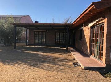 Casa · 110m² · 5 Ambientes · 2 Cocheras · Venta Casa en B°cerrado, Los Corralitos, Mendoza