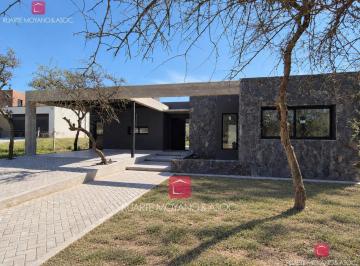 Casa · 1355m² · 7 Ambientes · 2 Cocheras · Casa de 3 Dorm. - Alta Gracia Country Golf - 1350 m²