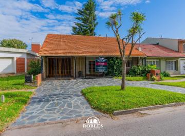 Casa · 130m² · 3 Ambientes · Chalet en El Tradicional Barrio Constitucion