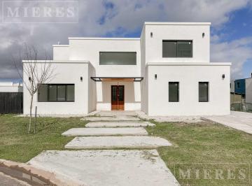 Casa · 230m² · 4 Ambientes · 2 Cocheras · Casa en Venta Sobre Lote Interno en El Barrio Santa Ana