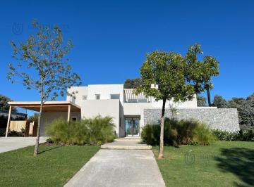 Casa · 303m² · 5 Ambientes · 2 Cocheras · Casa en Venta en Pilara con Vista Al Campo de Golf en La Berlina
